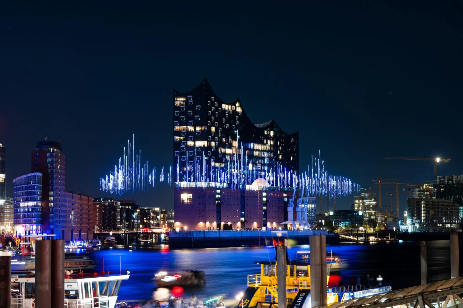 Breaking Waves at the Elbphilharmonie drone show